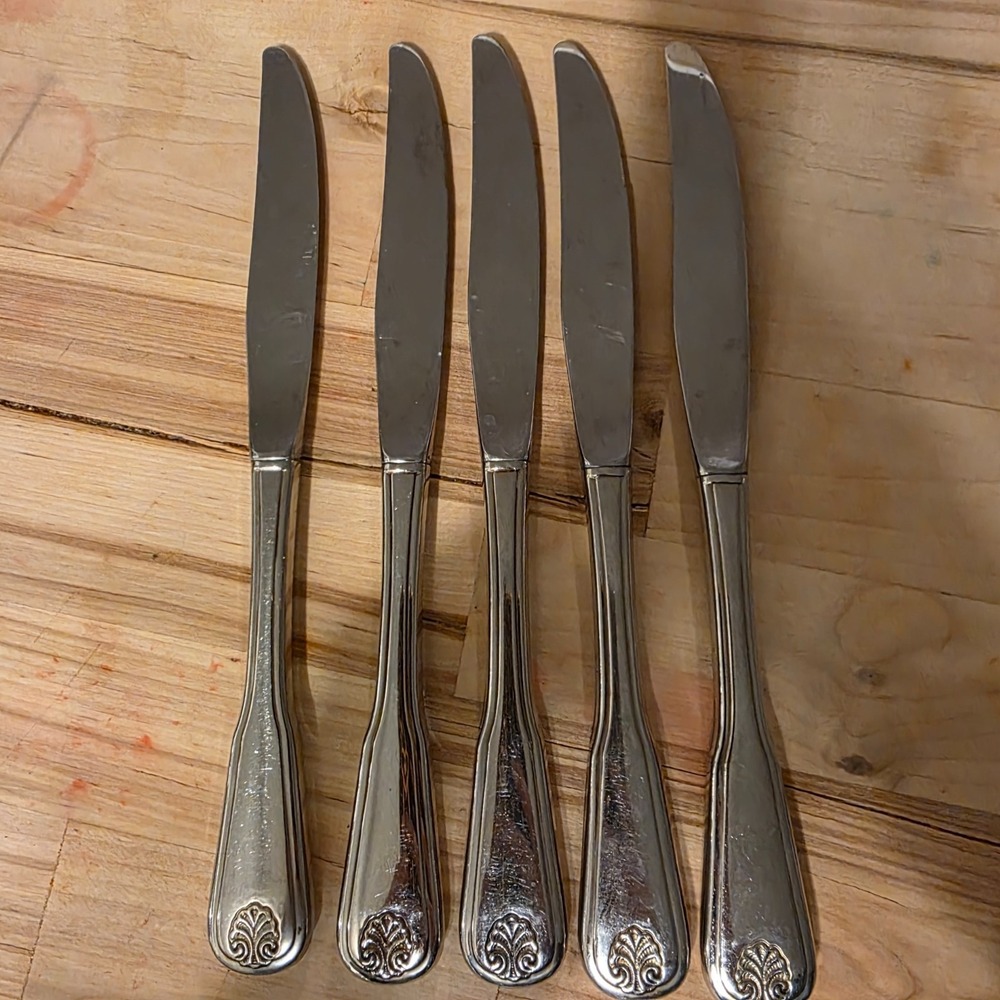 WM A ROGERS c1991 COLONIAL MOOD DELUXE STAINLESS 6 PLACE/ BUTTER KNIVES - Picture 3 of 3